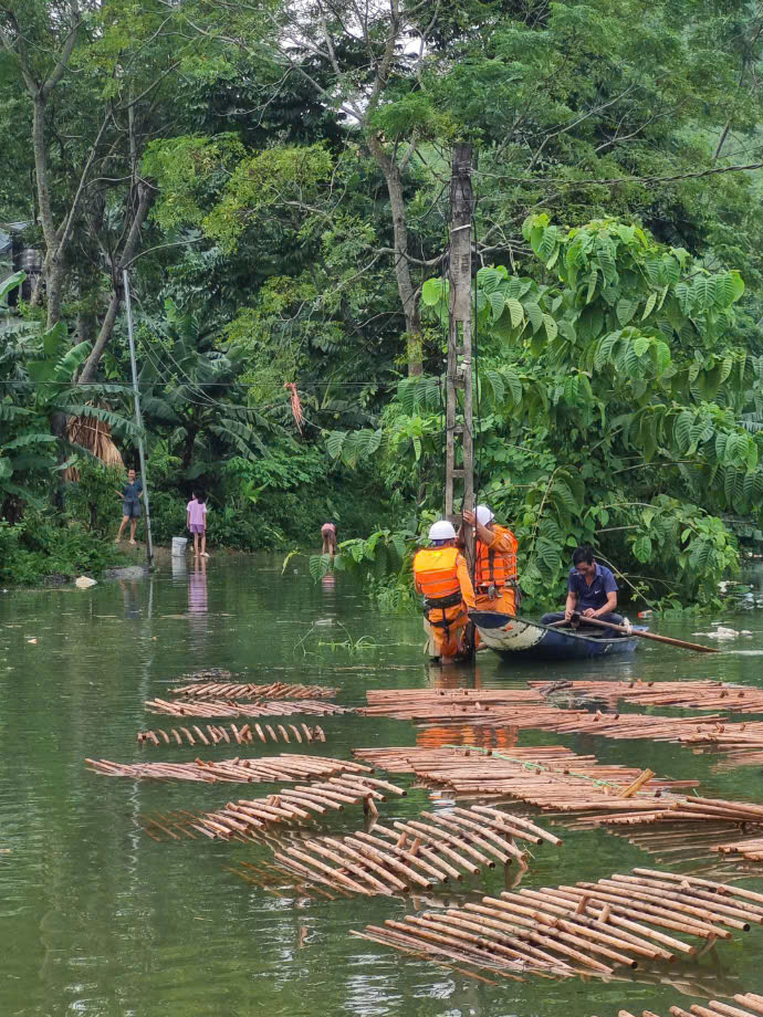 Do hoàn lưu bão số 3, tại Yên Bái, nước lũ dâng cao trong ngày 9/9. Các Điện lực đang tập trung huy động tối đa nhân lực, phương tiện, triển khai việc kiểm tra lưới điện, thao tác, khoanh vùng, cô lập các khu vực ngập lụt có nguy cơ mất an toàn cao để có thể cấp điện trở lại khi nước rút.