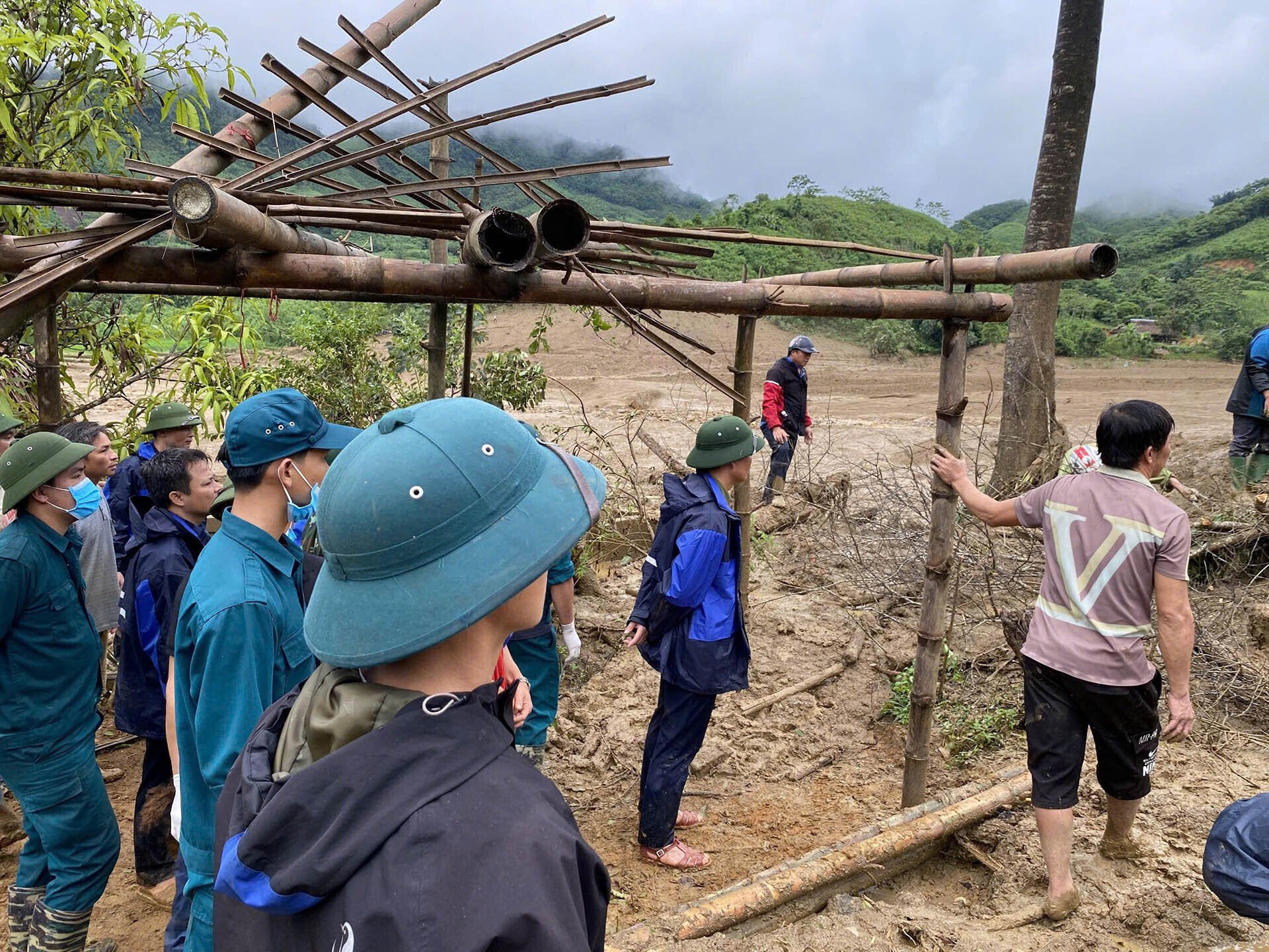 Lũ quét kinh hoàng san bằng cả thôn Làng Nủ, Chủ tịch UNBD tỉnh Lào Cai trực tiếp chỉ đạo tìm kiếm cứu nạn