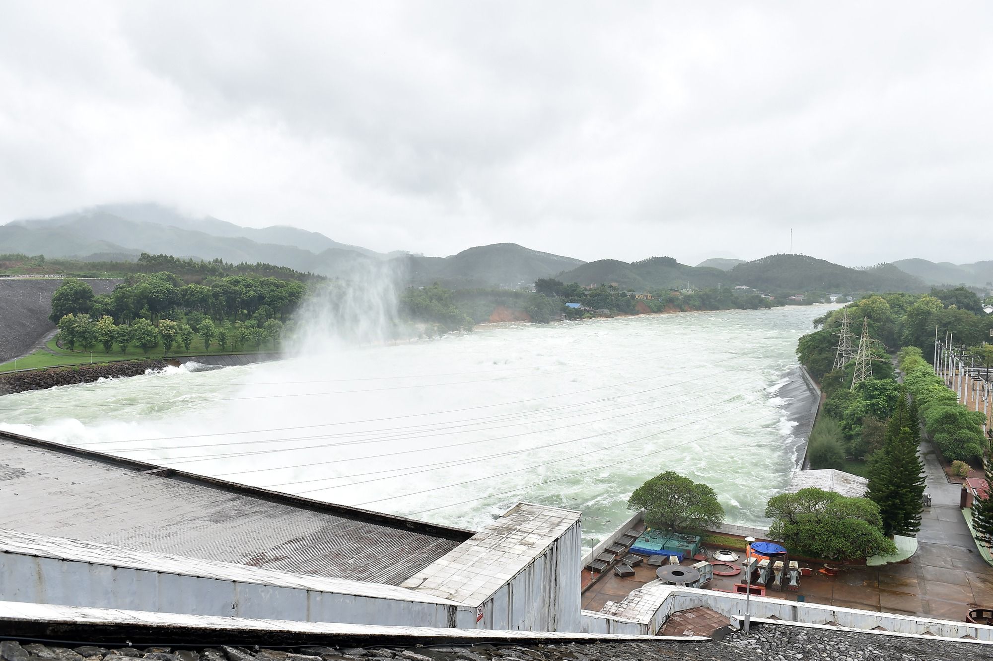 Tại thời điểm này, thủy điện Thác Bà mở 3 cửa xả (lưu lượng về đang giảm nhanh còn 3.100 m3/s, cân bằng vào ra)