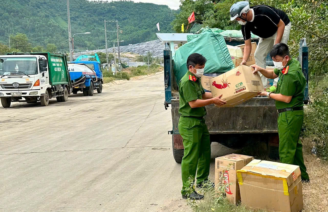 Công an TP. Đà Nẵng tiêu hủy gần 10.000 chiếc bánh Trung thu không rõ nguồn gốc