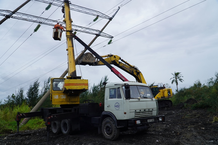 Xí nghiệp lưới điện cao thế Quảng Ninh phối hợp với Công ty Than Mạo Khê dựng lại cột điện 110 kV bị nghiêng do cơn bão số 3