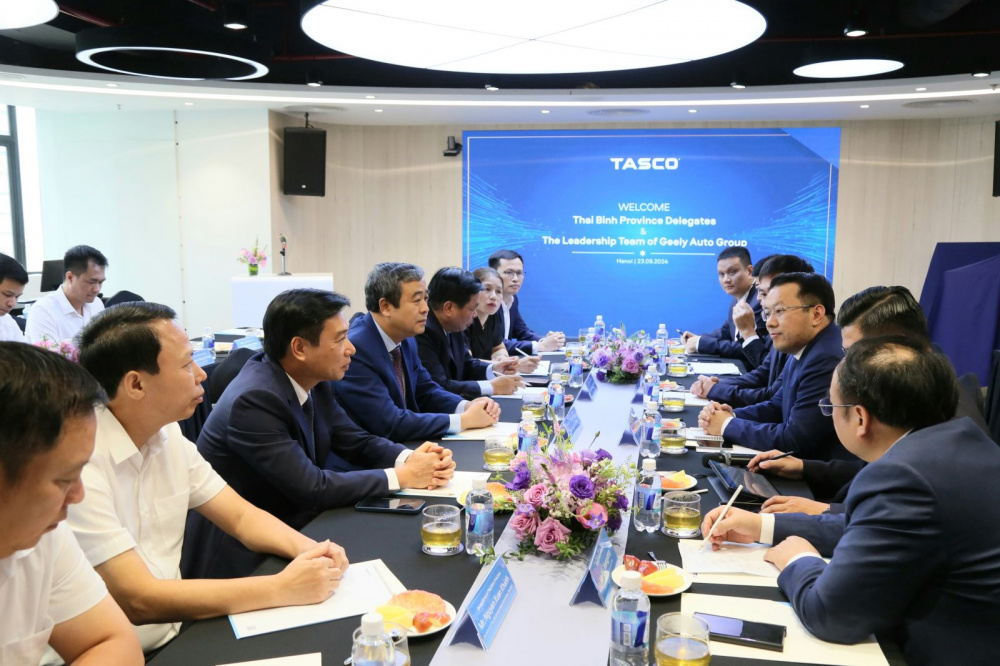 Trong khuôn khổ lễ ký kết, lãnh đạo tỉnh và đại diện các doanh nghiệp có buổi làm việc liên quan đến dự án nhà máy sản xuất lắp ráp ô tô tại Khu Công nghiệp Tiền Hải.