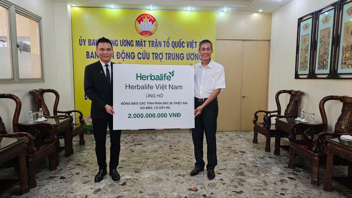 dai-dien-herbalife-viet-nam-trao-so-tien-dong-gop-cho-mat-tran-to-quoc-viet-nam-2741.jpg