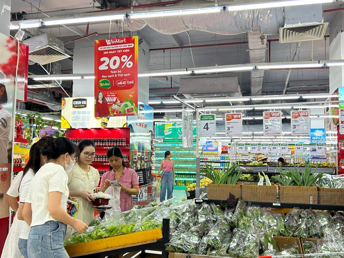 nguoi-tieu-dung-mua-sam-tai-sieu-thi-winmart-2-5372.jpg