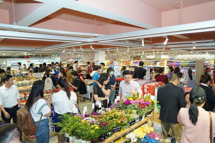 Cửa hàng WinMart tấp nập khách mua hàng