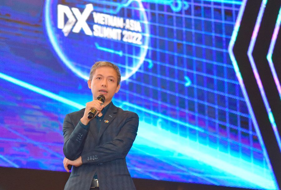 Ông Lê Vũ Minh - Giám đốc khối tư vấn Chiến lược và Đổi mới sáng tạo FPT Digital chia sẻ kinh nghiệm chuyển đổi số trong phiên khai mạc DX Summit 2022
