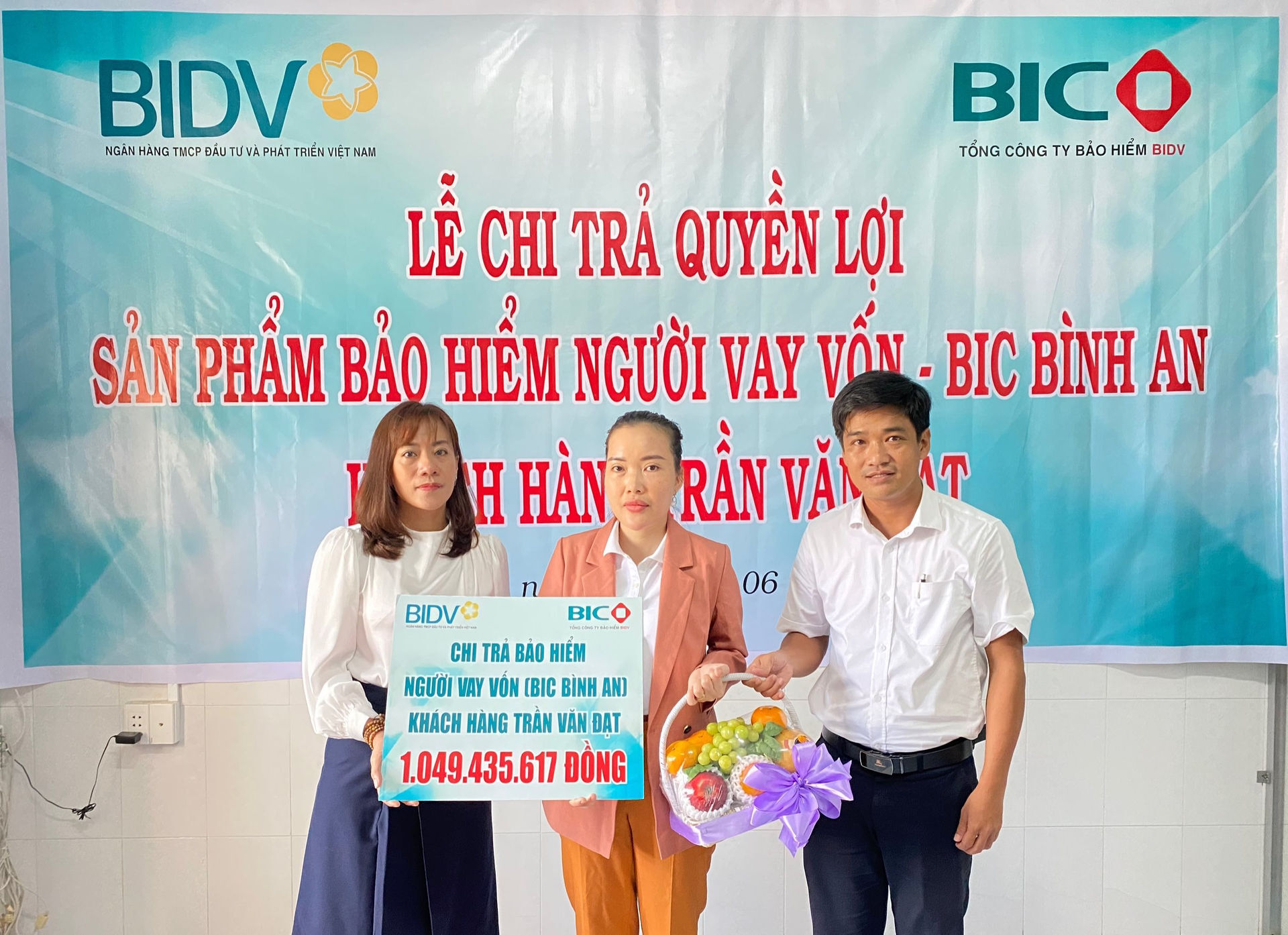 bic-trao-tien-bao-hiem-cho-dai-dien-gia-dinh-kh.jpg