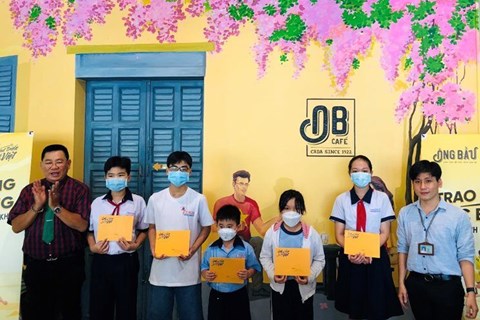 Quỹ Phát triển Tài năng Việt của Ông Bầu trao học bổng cho học sinh nghèo TPHCM