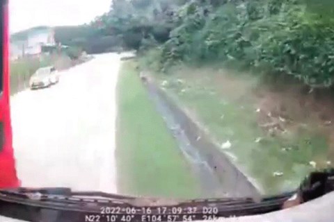 Video: Tránh xe khách vượt ẩu, xe tải lao xuống rãnh nước lật nghiêng bên đường