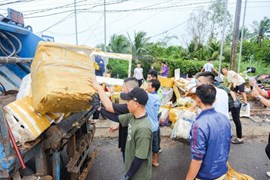 Hàng trăm tình nguyện viên Phú Quốc xuống phố thu gom rác