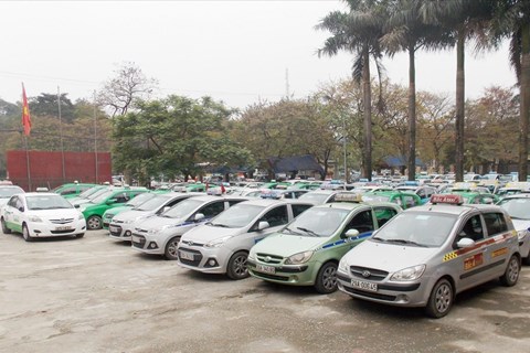Các hãng taxi bắt đầu nộp hồ sơ giảm giá cước