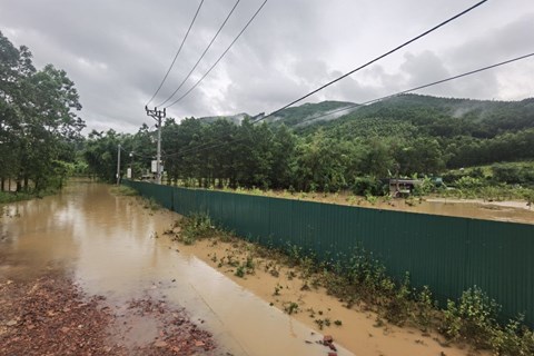 TP Uông Bí - Quảng Ninh: Hàng chục hộ dân lâm cảnh cô lập khi mưa to