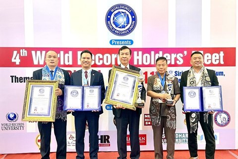 AHLĐ Nguyễn Quang Mâu – Chủ tịch thương hiệu Gốm Đất Việt nhận danh hiệu “Giáo sư danh dự” của Viện Đại học Kỷ lục Thế giới