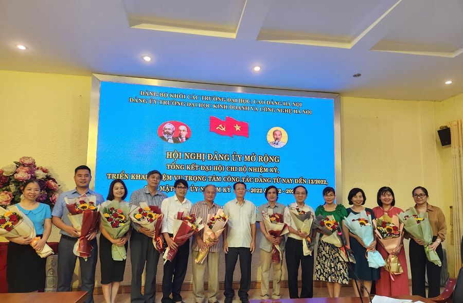 Đồng chí Bí thư Đảng uỷ GS. TS Nguyễn Công Nghiệp tặng hoa tri ân 13 đồng chí uỷ viên không tham gia cấp uỷ nhiệm kỳ 2022 - 2025
