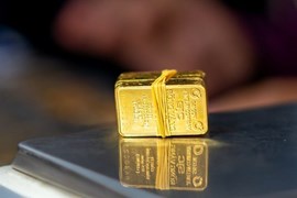 Vàng trong nước lình xình quanh mức 70 triệu đồng/lượng bán ra