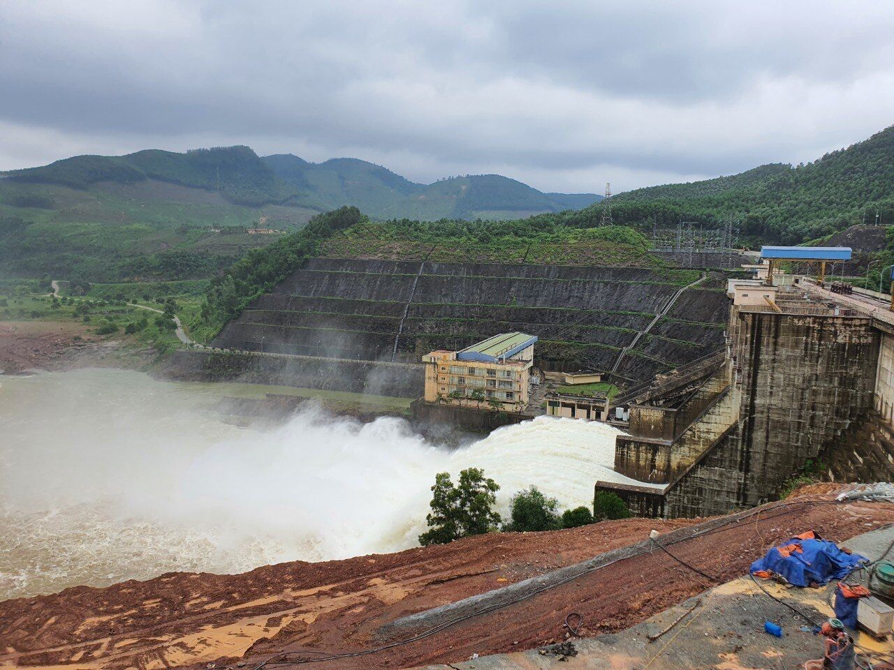 Thủy điện Hương Điền đang điều tiết nước qua tràn và tuabin với lưu lượng tăng dần, tránh đột biến khoảng từ 200 đến 400m3/s (ưu tiên phát điện tối đa qua tuabin); điều chỉnh vận hành tùy theo tình hình lưu lượng nước thực tế đến hồ