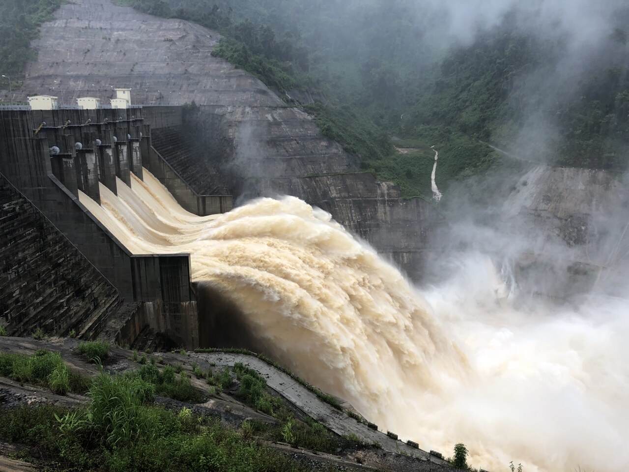 Trước dự báo mưa lớn từ nay đến 25/10 trên địa bàn, tỉnh Quang Nam đã yêu cầu các hồ thủy điện Sông Bung 2, Sông Bung 4, A Vương, Sông Tranh 2, Đak Mi 4 chủ động tính toán, tổ chức vận hành đảm bảo mực nước trước lũ