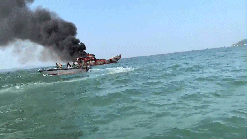 Giải cứu thành công ngư dân bị cháy tàu trên biển