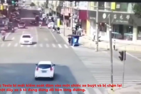 “Xe điên” Tesla phóng như bay trên phố khiến 1 người thương vong