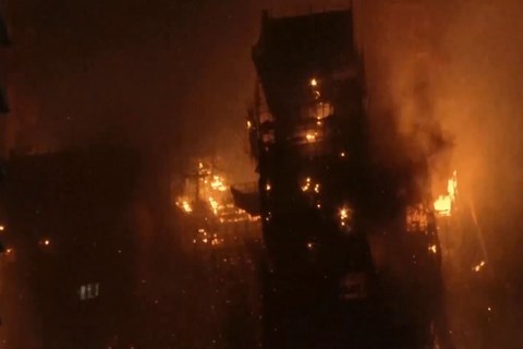 Tòa nhà 42 tầng chìm trong biển lửa