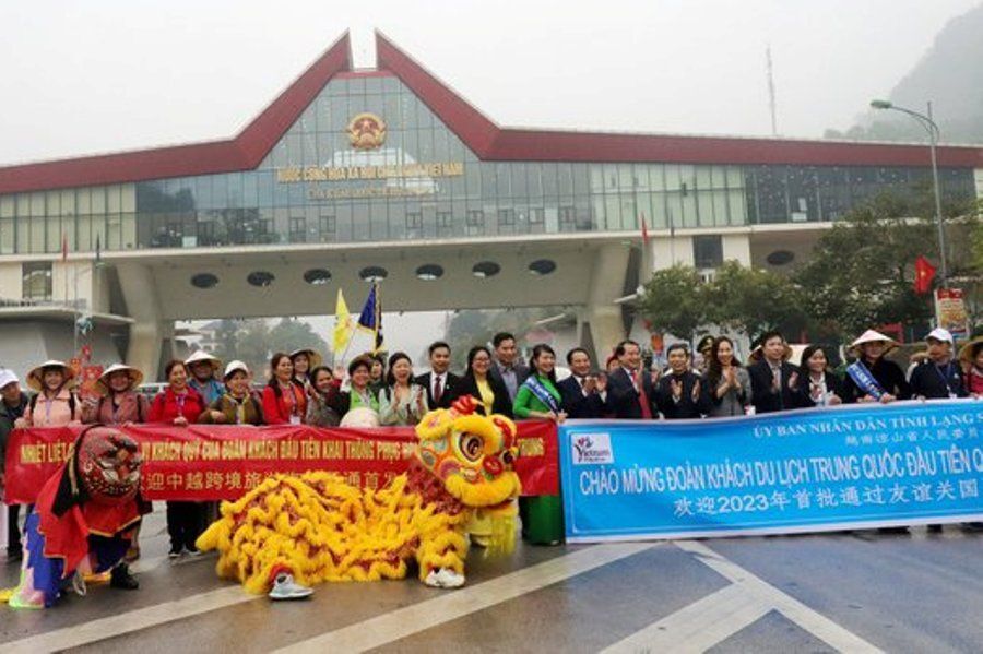 Hải quan cửa khẩu Móng Cái cùng lực lượng hải quan nhiều tỉnh giải quyết thủ tục cho đoàn khách du lịch đầu tiên kể từ sau đại dịch