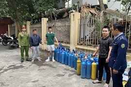 Quản lý thị trường Hà Nội: Phát hiện và tạm giữ hàng chục bình khí cười tại một chung cư