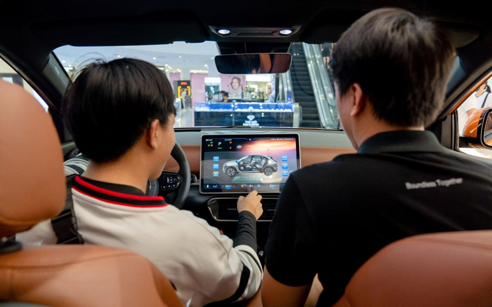 Điều khiển trực quan hầu hết các tính năng thông qua màn hình giải trí trung tâm là một trải nghiệm khác biệt của VF 8 so với các dòng xe khác