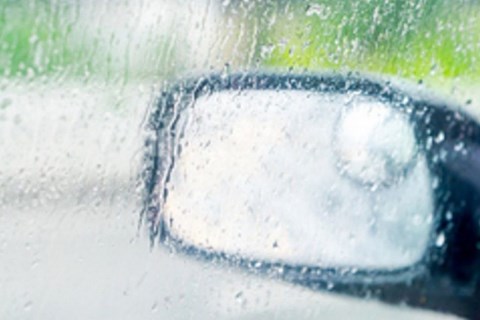 Gương chiếu hậu ô tô bị mờ khi trời mưa nên xử lý như thế nào?