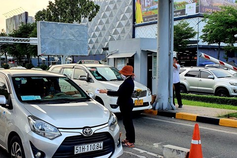 Tạm ngưng kế hoạch thu phí taxi ở sân bay Tân Sơn Nhất
