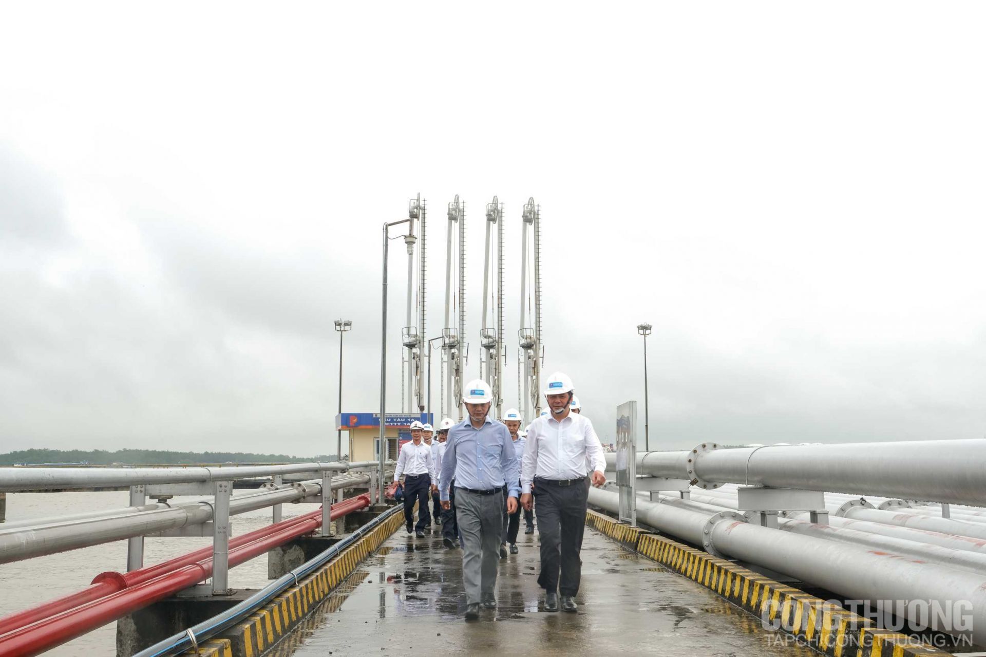 Bộ trưởng Nguyễn Hồng Diên cùng đoàn công tác Bộ Công Thương kiểm tra thực tế Tổng kho Xăng dầu Nhà Bè, thuộc Công ty Xăng dầu Khu vực II ngày 19/10/2022