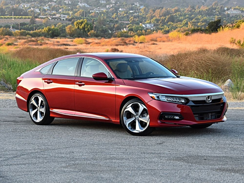 Toyota Camry dẫn đầu, Honda Accord bán ra 4 xe