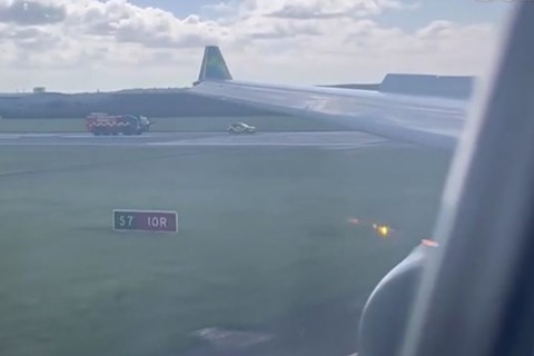 Vừa khởi hành, máy bay buộc phải hạ cánh vì đàn chim bị hút vào động cơ