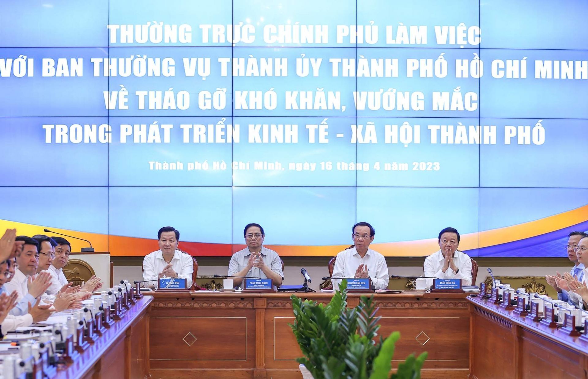 Sáng 16/4, tại TP.HCM, Thủ tướng Chính phủ Phạm Minh Chính chủ trì cuộc làm việc của Thường trực Chính phủ với Ban Thường vụ Thành ủy TP.HCM