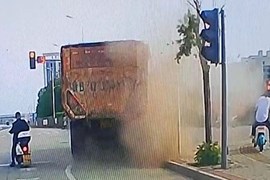 Xe tải nổ lốp khiến người đi xe điện ngã bất tỉnh