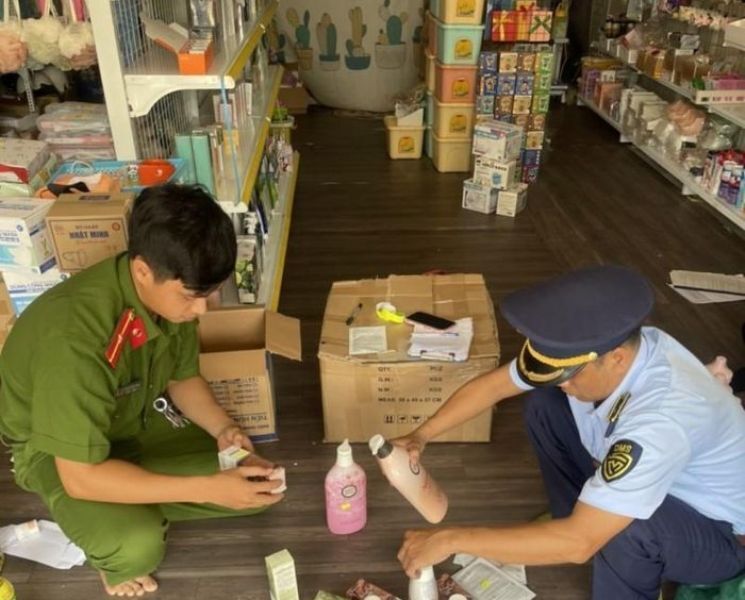 Mở shop online bán mỹ phẩm nhập lậu, hai cơ sở kinh doanh ở Phú Yên bị xử phạt