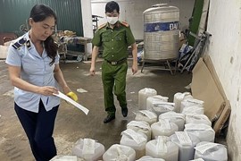 Quản lý thị trường Hà Nội: Tạm giữ 480 lít rượu không rõ nguồn gốc xuất xứ