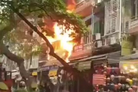 Ngăn chặn kịp thời hỏa hoạn bùng phát trên phố Hàng Mã (Hà Nội)