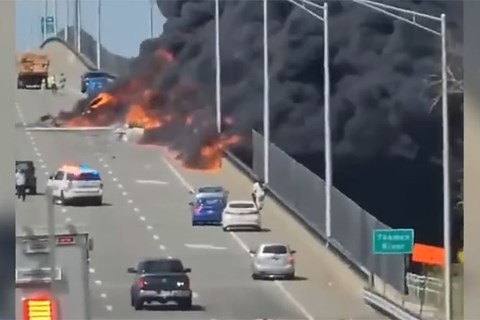 Kinh hoàng cảnh xe bồn phát nổ ve bùng cháy dữ dội giữa cầu