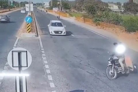 Xe gắn máy rẽ đột ngột bị sedan đâm văng xuống đường