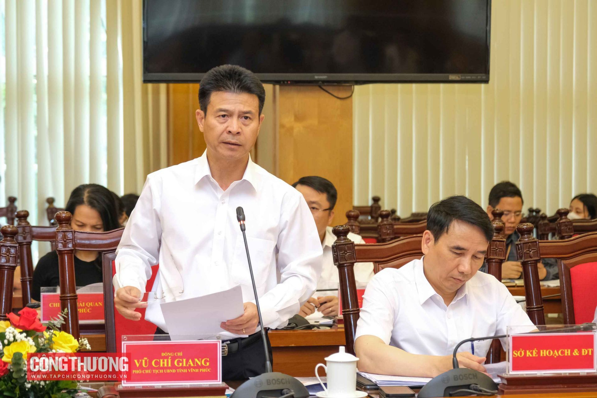 Ông Vũ Chí Giang - Phó Chủ tịch UBND tỉnh Vĩnh Phúc báo cáo về tình hình tăng trưởng, sản xuất, kinh doanh một số ngành, lĩnh vực trên địa bàn tỉnh