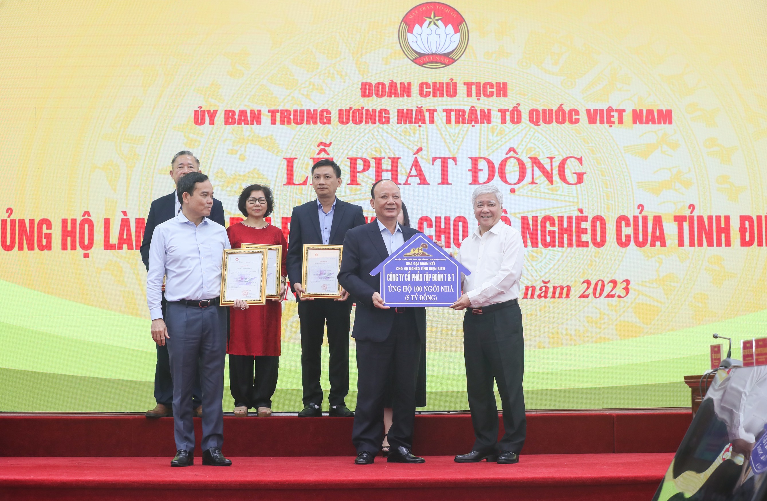 Tập đoàn T&T Group trao tặng ủng hộ 100 ngôi nhà (tương đương với 5 tỷ đồng) hỗ trợ cho hộ nghèo tỉnh Điện Biên