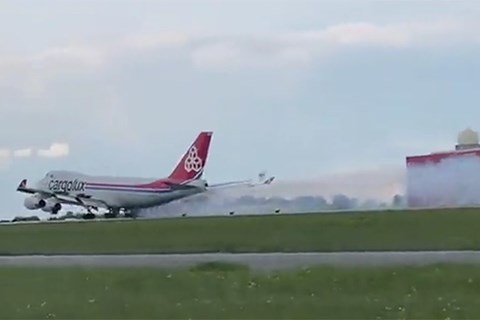 Lốp máy bay văng ra khi máy bay hạ cánh khẩn cấp