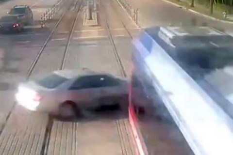 Vượt đèn đỏ và bị tàu hỏa kéo lê hơn 10m, nữ tài xế vẫn may mắn thoát nạn