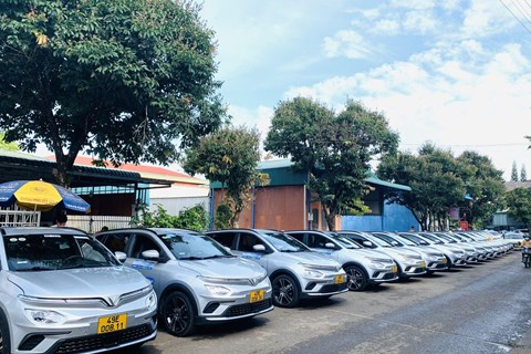 Lado Taxi tiếp tục đặt mua thêm 300 xe VinFast