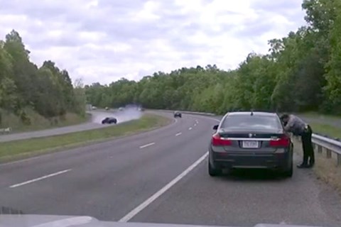 BMW mất lái... "drift" thẳng vào cảnh sát