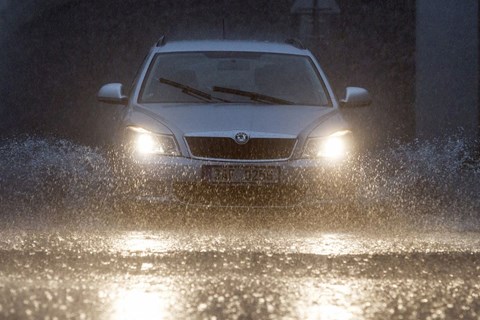 Kinh nghiệm lái xe an toàn trong mùa mưa bão