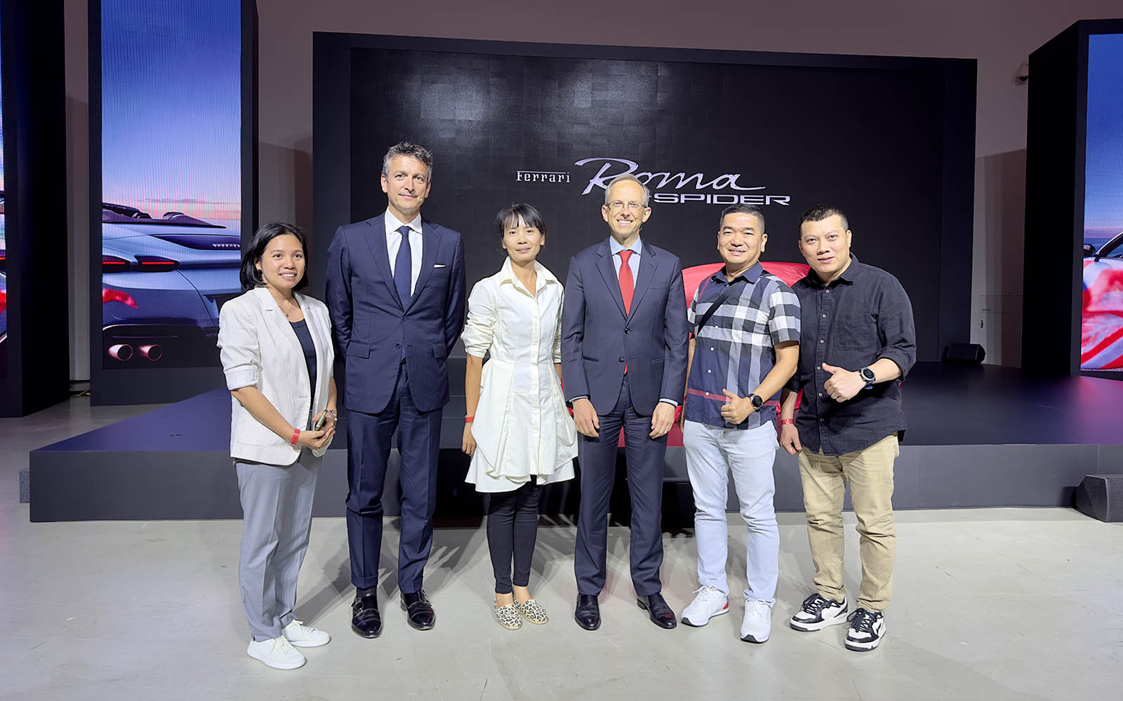 Chụp ảnh lưu niệm cùng ông Benedetto Vigna - CEO Ferrari và Ông Enrico Galliera -Giám đốc kinh doanh tiếp thị toàn cầu Ferrari nhân sự kiện ra mắt Roma Spider & Universo Ferrari lần đầu tiên được tổ chức tại khu vực Châu Á