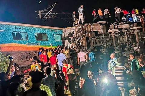 Gần 300 người thiệt mạng và 900 người bị thương trong tai nạn tàu hỏa nghiêm trọng ở Ấn Độ