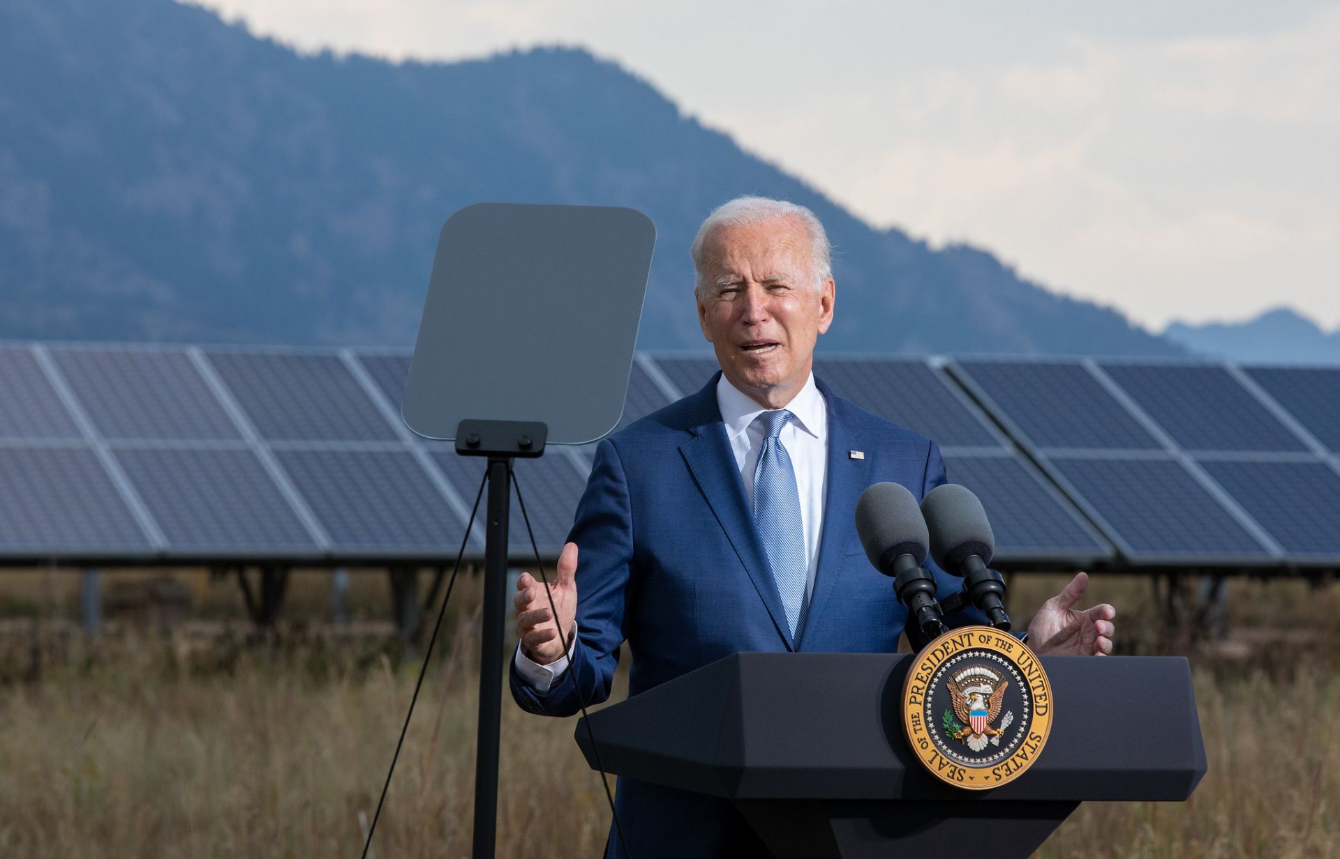 Tổng thống Hoa Kỳ Joe Biden tuyên bố sẽ miễn thuế 24 tháng với các tấm pin năng lượng mặt trời nhập khẩu từ 4 nước Đông Nam Á, trong đó có Việt Nam