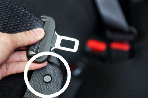 Nút nhựa đính trên dây an toàn ô tô có tác dụng gì?